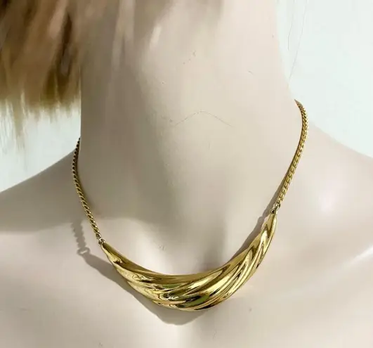 Crescent Vintage MONET Ruffled Bar Pendant Choker Gold tone Necklace