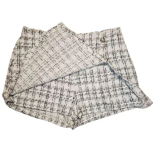 Black and white tweed plaid mini skirt with built in shorts approximate size XL