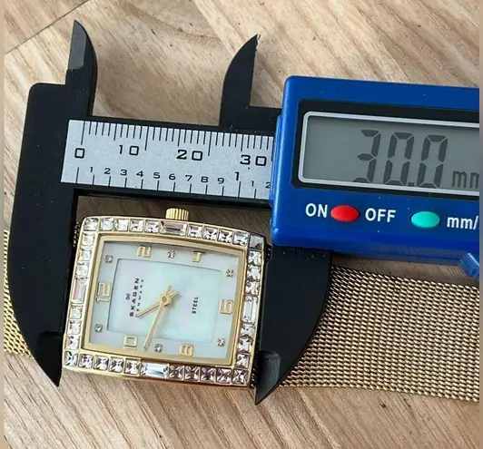 Skagen Ladies Watch Crystals Gold Tone Mesh Bracelet Pearl Dial