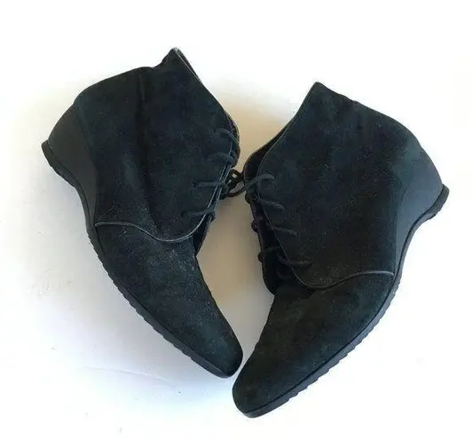 Munro black suede ankle bootie low wedge lace up Womens Size 7 Booties Shoes