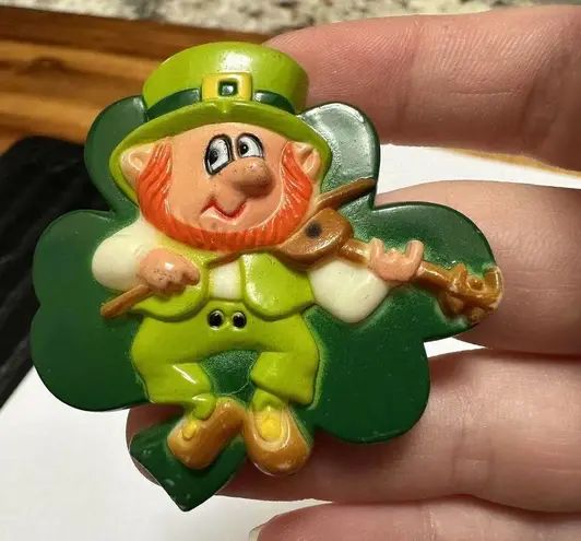 Signed Russ St Patrick Irish Leprechaun Fiddler Shamrock Holiday Brooch Pin Green
