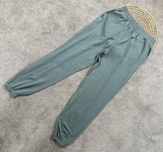 Vuori Boyfriend Sweatpant Mid Rise 7/8 Length in Vintage Pistachio Heather XS