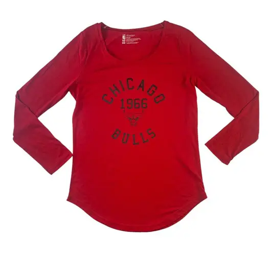 Nba Chicago Bulls Women's Long Sleeve Scoop Neck T-Shirt in Red, Medium