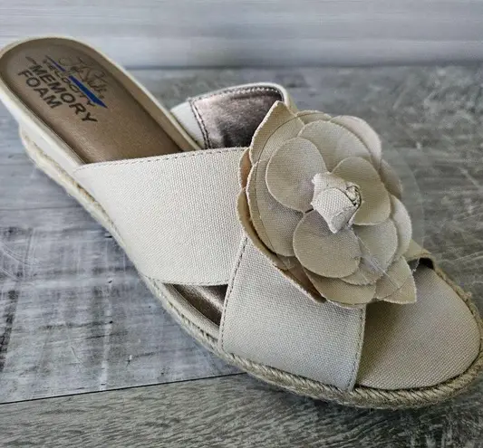 LifeStride Womens Beige Omega Wedge Sandal Flower Memory Foam Size 7M Boho Coast Tan