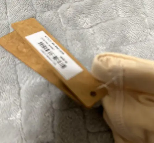 SKIMS SKINS BRALETTE SIZE M COLOR SAND
FITS EVERYBODY
BANDEAU