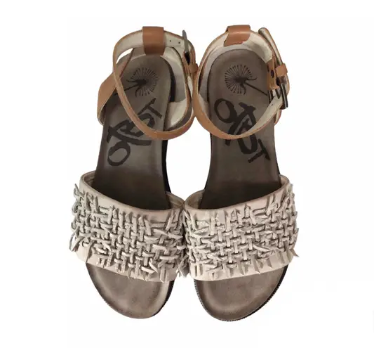 OTBT Voyage Dove Grey Leather Sandals