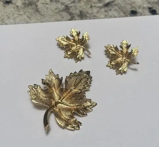 Signed Avon Matching Jewelry Set Gold Tone Brooch & Clip On Earrings
