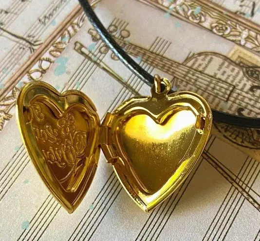 Handmade Kawaii retro vintage y2k fairy style heart gold tone memory photo locket necklace 💖👼💖