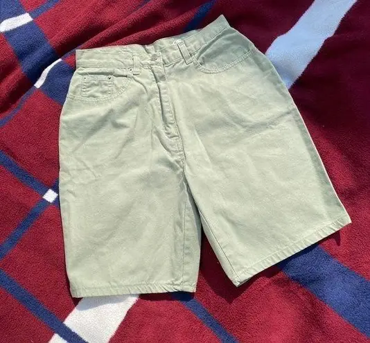 Pastel green high waisted mom shorts with pockets Tagged a size 9/10 28”