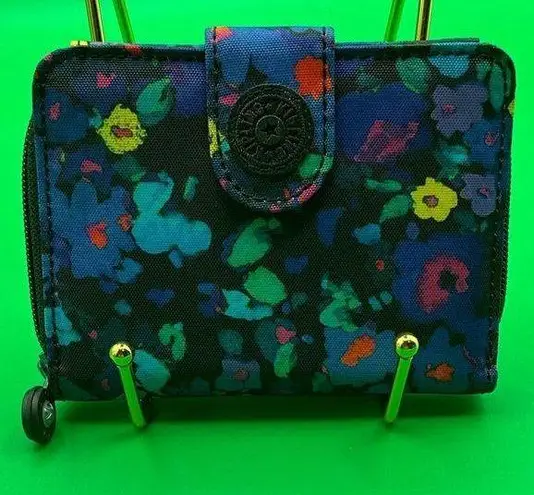 Kipling A Very Cute Sold Out Nylon  Beautiful Blue Floral Snap Wallet