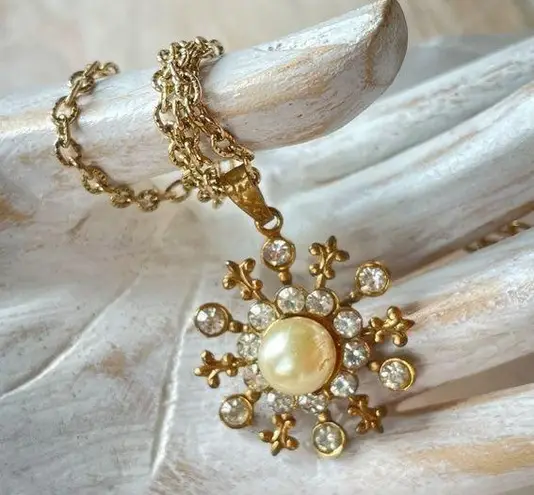 Vintage Gold Tone Fluer De Lis Starburst Coquette Necklace