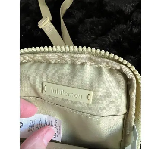 Lululemon  Zip Top Crossbody One Size (4.3”x0.8”x7.1”)