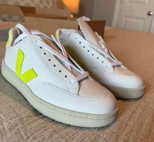 VEJA NIB Size 7  V-12 Jaune Fluo