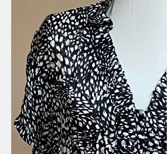 Allison Taylor Woman Sz 2X Beautiful Blouse Top Crinkle Material Ruffle Details