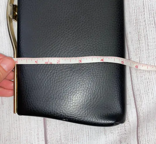 Vintage clasp clutch w/small metal carry handle black & gold