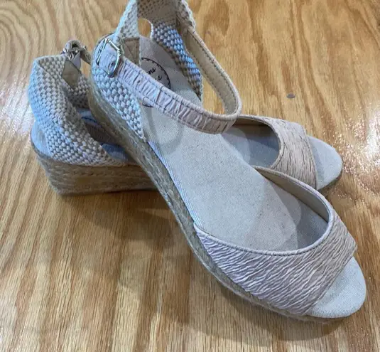 Llivia Wedge Sandal NWOB (Women)
Toni Pons size 39 (s1)