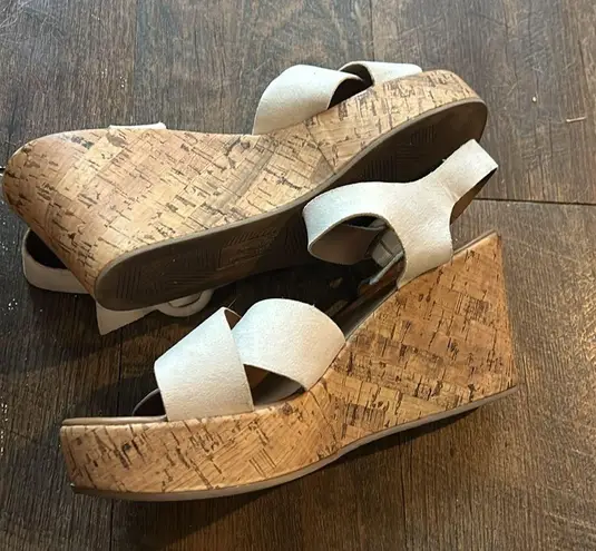 American Eagle  Women’s Sandals Sz 9 1/2 White Wedge Shoes Cork.