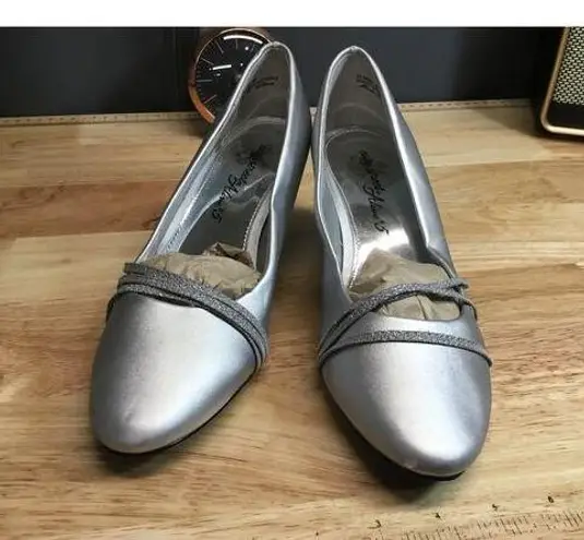 Easy Street Alive 5 Entice Women 8.5 Silver Leather Slip-On Closed Toe Pump Heel