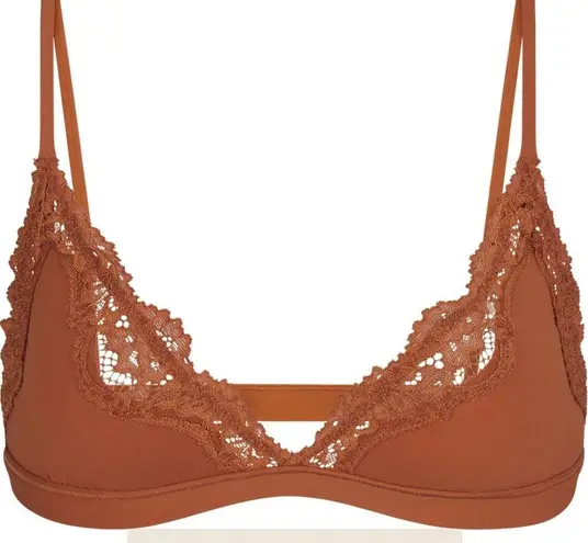 SKIMS NTW/ FITS EVERYBODY LACE TRIANGLE BRALETTE, Color bronze tan.
