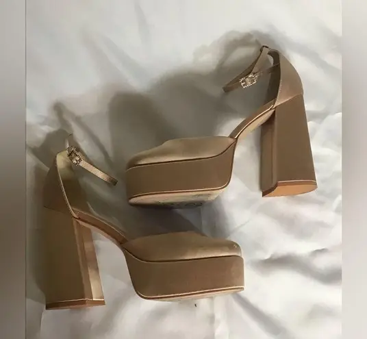 Jewel Badgley Mischka Women Gold Platform Shoes with jeweled buckle Sz. 8 EUC