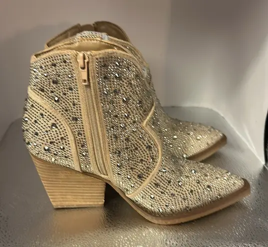 Very G Fashion boots size 6 1/2. Absolutely beautiful the boots have beautiful bling