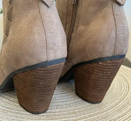 mix no. 6  Vince Ankle Boots Booties Tan Chunky heel sz 7.5