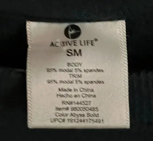 Active Life crewneck top size small is crafted from a soft knit fabric,