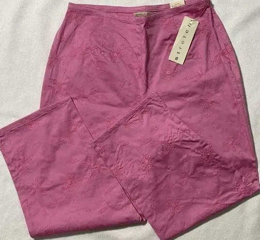 st. john's bay St John’s Bay Women’s Embroidered Flower Cropped Capri Pants Size 10 Creamy Pink