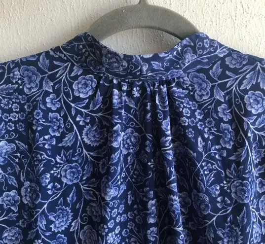 Tahari  Blouse Blue & White Floral V Neck Top M EUC Business Casual Professional