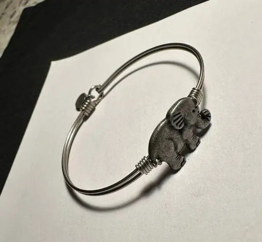 Women’s Signed L+D Silver Tone Elephant Bangle Bracelet 7 Inch