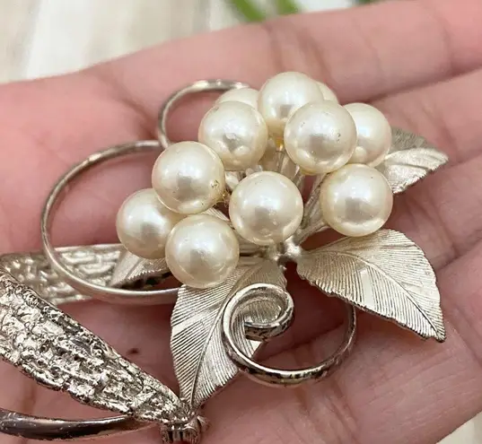Vintage Unsigned Faux Pearl 3D Flower Brooch