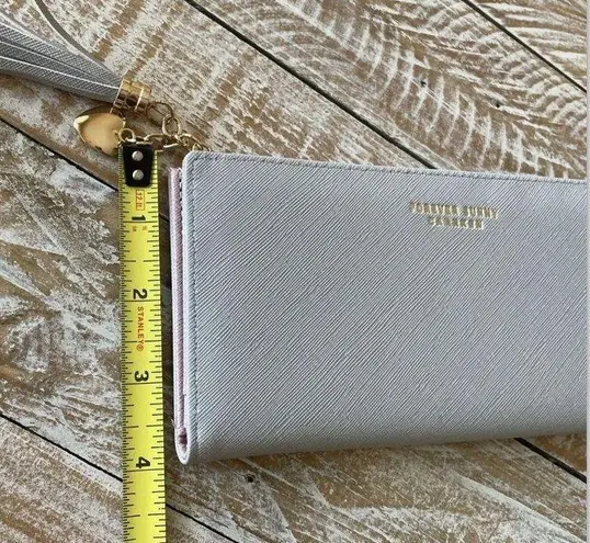Forever Sunny đ¤Cute Wallet/Clutch, Heart Charm & Tasselđ¤NWOT