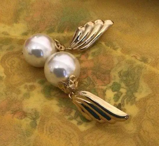 Vintage Dangle Stud Earrings Pearls & Gold Winged Accent BEAUTIFUL! White