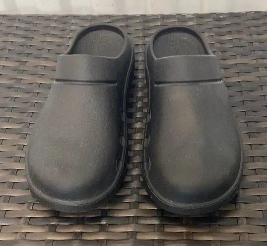 Oofos clogs shoes, women’s size 8 Black