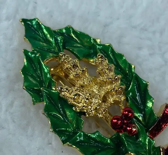 Vintage Gerrys Christmas Holiday Jewelry Pin Brooch Holly Leaves Pinecone Center