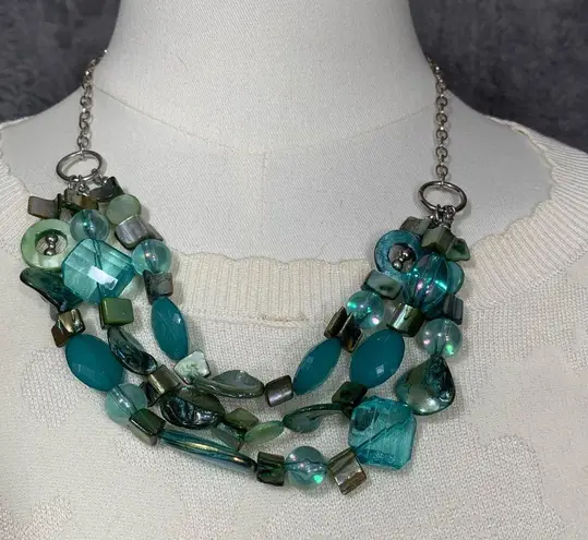 Add a touch of color and elegance to your outfit with this long beaded necklace.