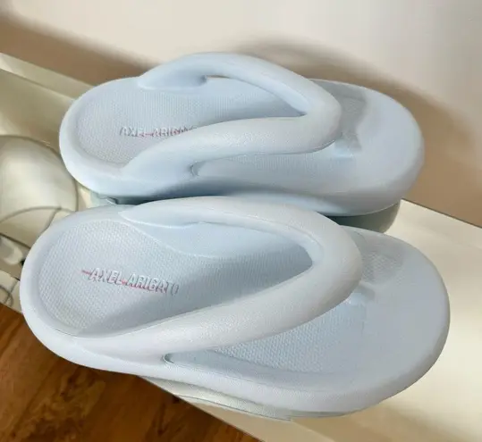 New AXEL ARIGATO Delta Sandel