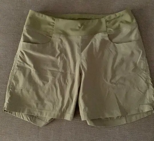 Mountain Hardwear EUC Mountain Hardware olive green shorts