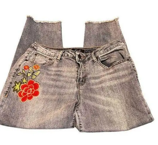 EARL JEANS Cropped raw hem floral embroidered boho medium wash distressed jeans. Size 10