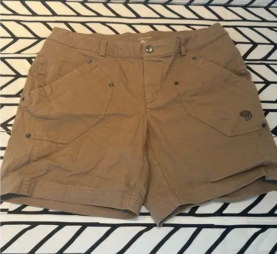 Mountain Hardwear Mountain Hardware tan hiking shorts in size large