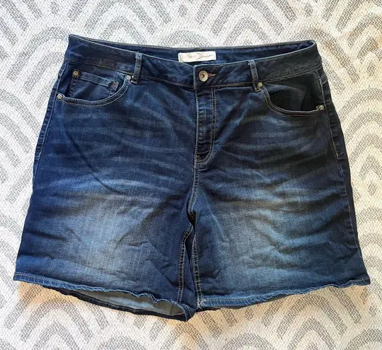 C. EST 1946 DENIM Women’s Dark Wash Classic Blue Denim Jean Shorts Plus Size 18W