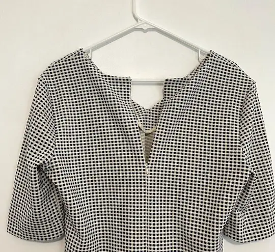 Ann Taylor  Structured Gingham Top White Blue Short Sleeve V-Neck Cottagecore M