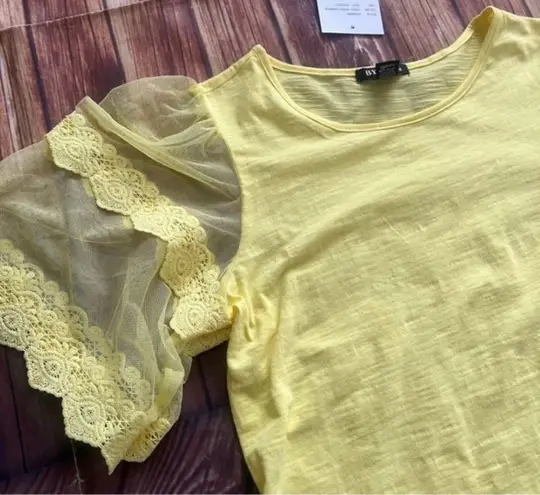 By Design Womens Scoop Neck Flutter Sleeve Crochet Trim Lemon Verbena Top Sz M