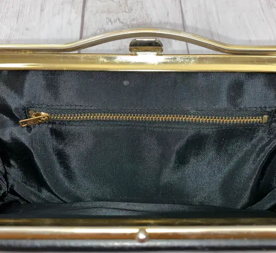 Vintage clasp clutch w/small metal carry handle black & gold
