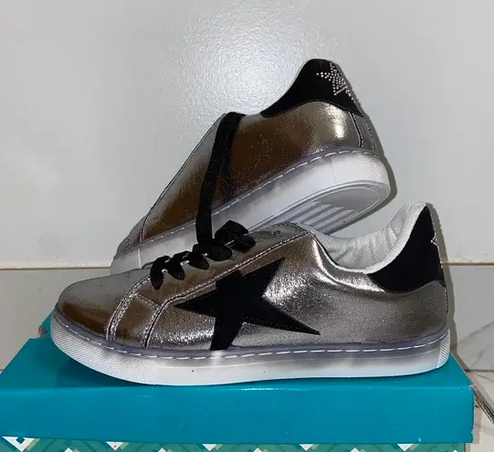 NIB Anna Gray/Black Star Cutout Sneakers 8 Gray