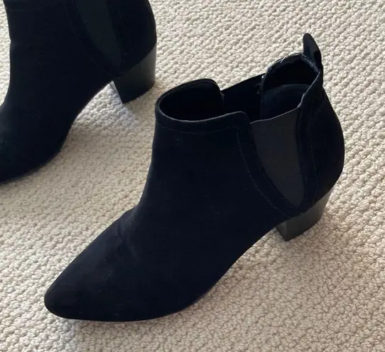 Unisa Black Suede Style Ankle Boots Booties Quilted Elastic Heel Size 8 Like New