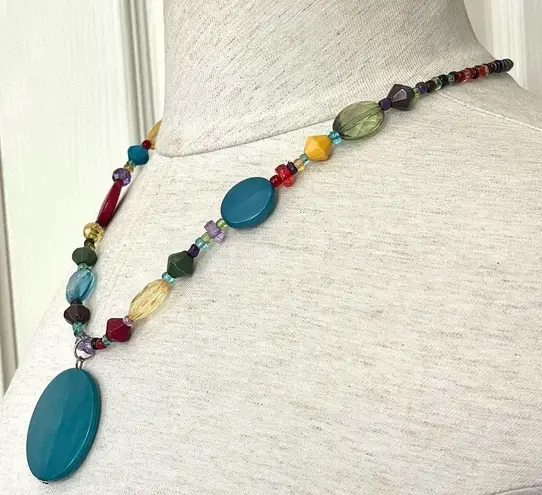 Blue pendant beaded necklace