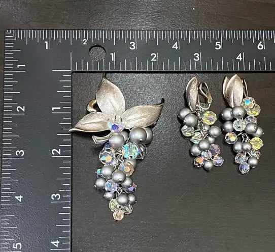 Vintage Unsigned Beaded Pearl Crystal Grape Bunch Cluster Brooch & Earrings Set
