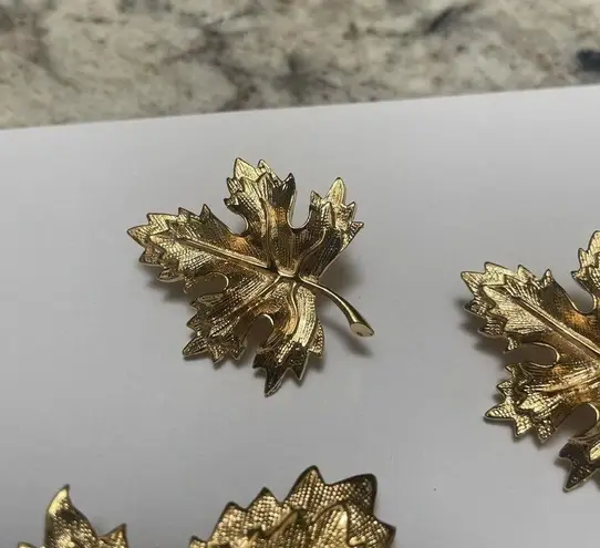 Signed Avon Matching Jewelry Set Gold Tone Brooch & Clip On Earrings