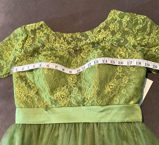 Women’s Full Length Tulle & Lace Sort Sleeve Dress with Zip Up Back Size 12 NWT Green